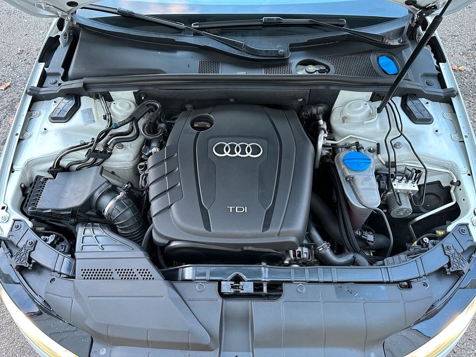 Audi A4 B8 2.0 TDI Avant - quattro - S Line in Burgstetten