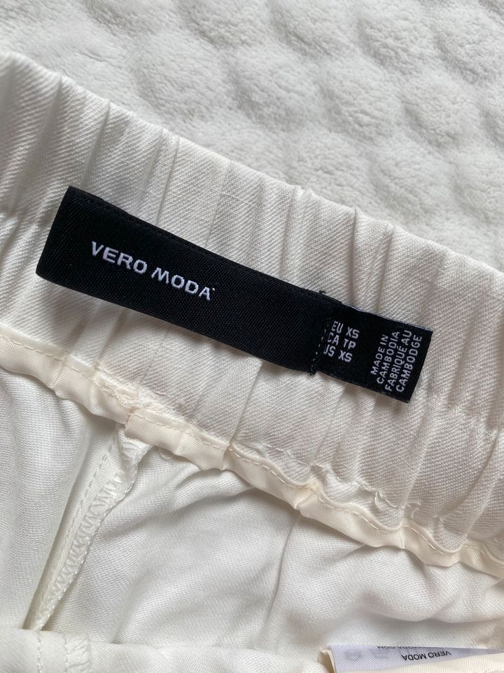 Vero Moda Shorts weiß Gr. XS in Penzlin