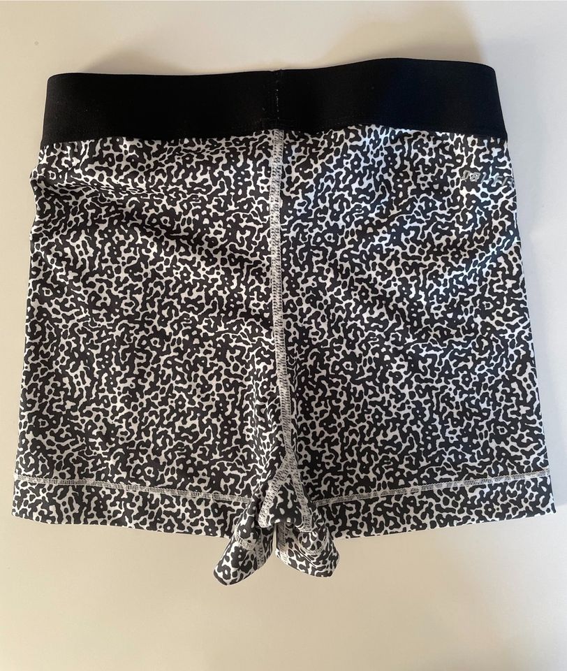 Nike Short Hose Hotpants Gr. XS in Pulheim