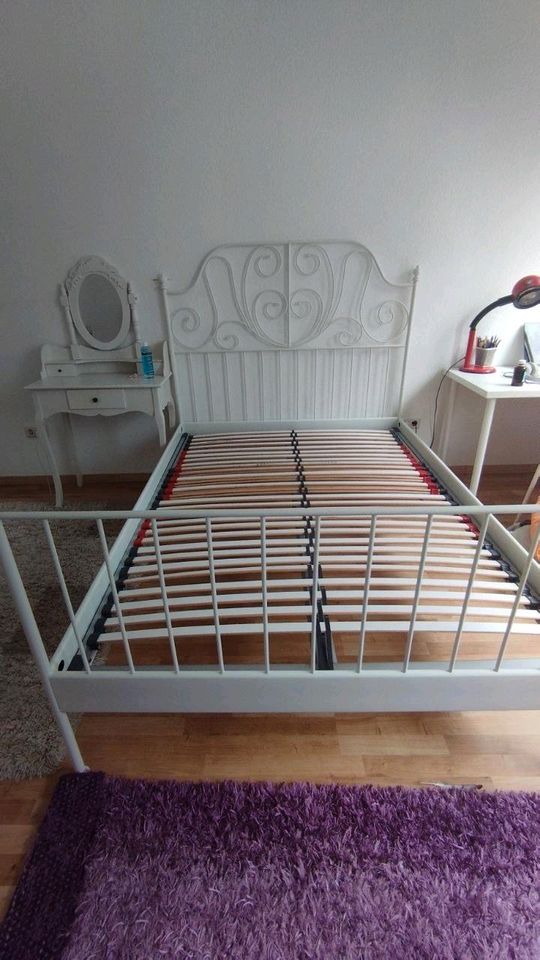 Ein weißes Ikea Bett in Bremerhaven