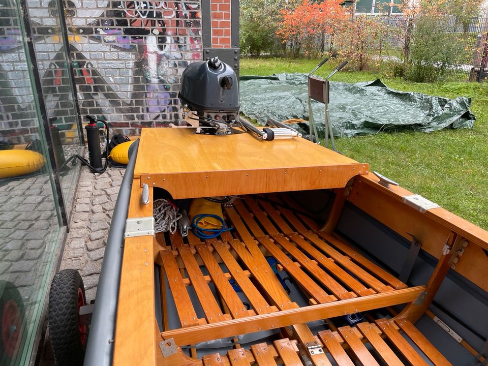 Neuwertig: Delphin 110/2 Faltboot - neuer Motor inkl. Trailer in Berlin