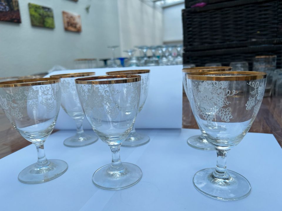 6 Weingläser mit Goldrand, ganz zartes Glas, mit weißem Muster in Hilden
