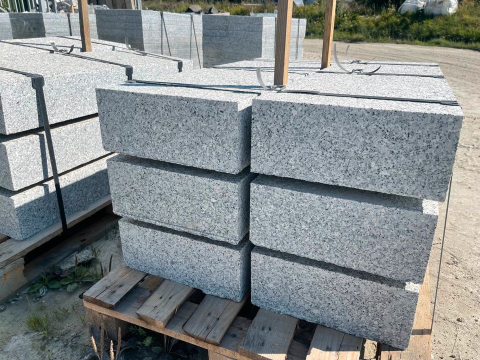 Blockstufen gesägt, geflammt-grauer Granit-Steinstufen Naturstein in Halle