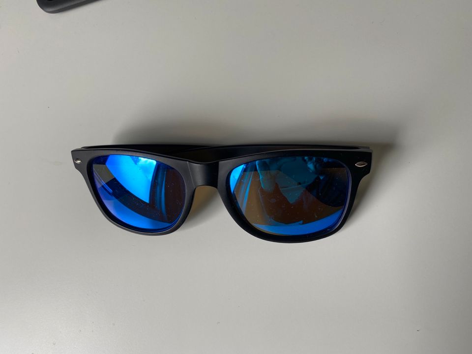 Sonnenbrille blau verspiegelt/polarisiert in Köln