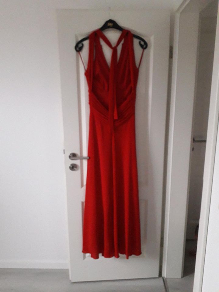 Rotes langes Kleid mit Rückenausschnitt in Selmsdorf