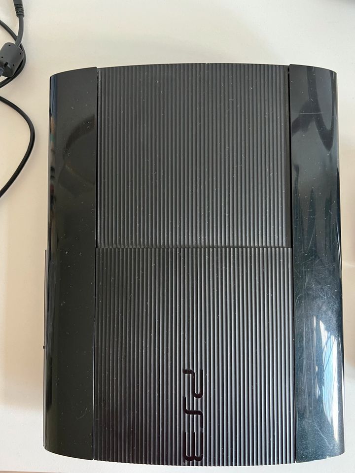 PlayStation 3 slim mit Zubehör und Spielen in Köln