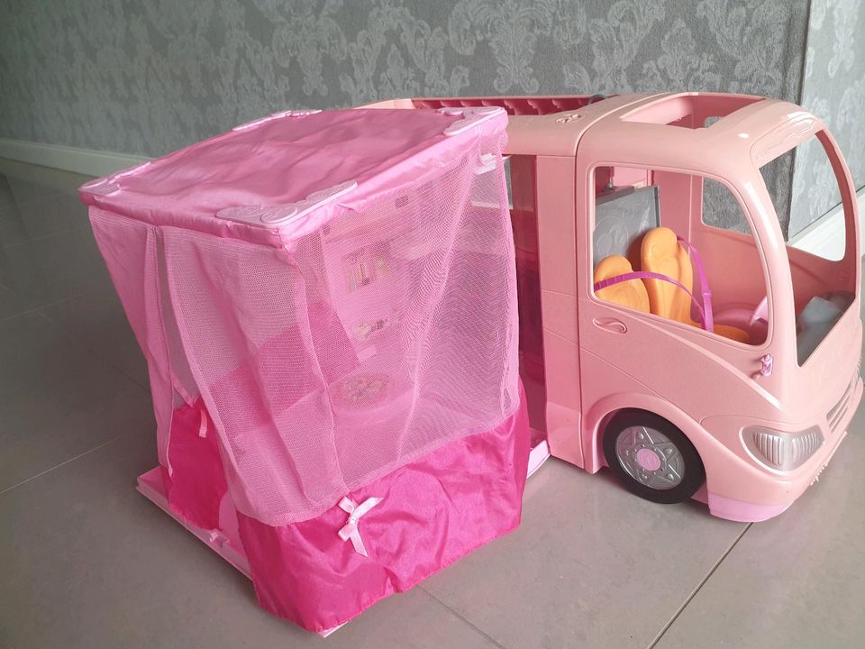 Barbie Wohnmobil Camper mit Zubehör in Kollweiler