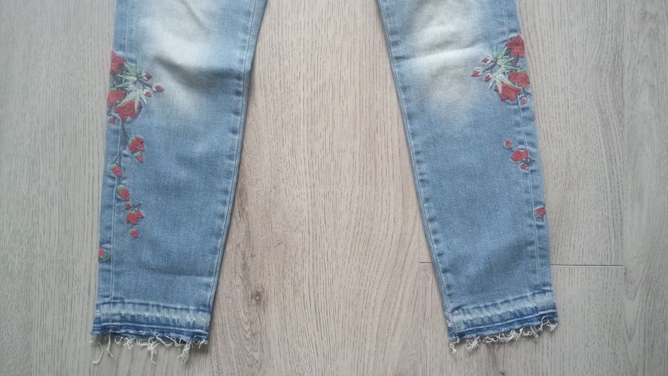 Jeans für Gr. 34 von Mavi mit Blumenstickerei in Löningen