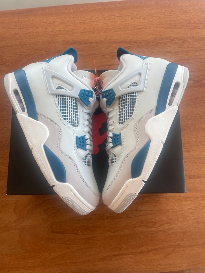 Jordan 4 Military Blue 46 in Trier