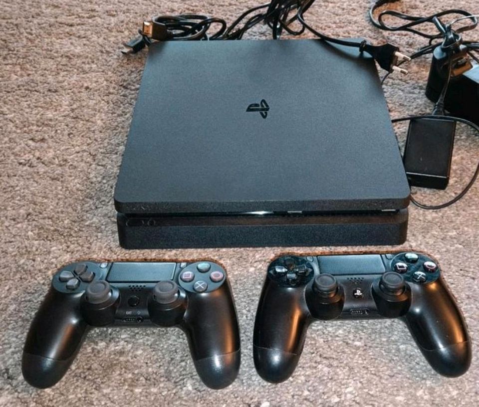 Playstation 4 Slim 1 TB mit zwei Controllern in Ilsede