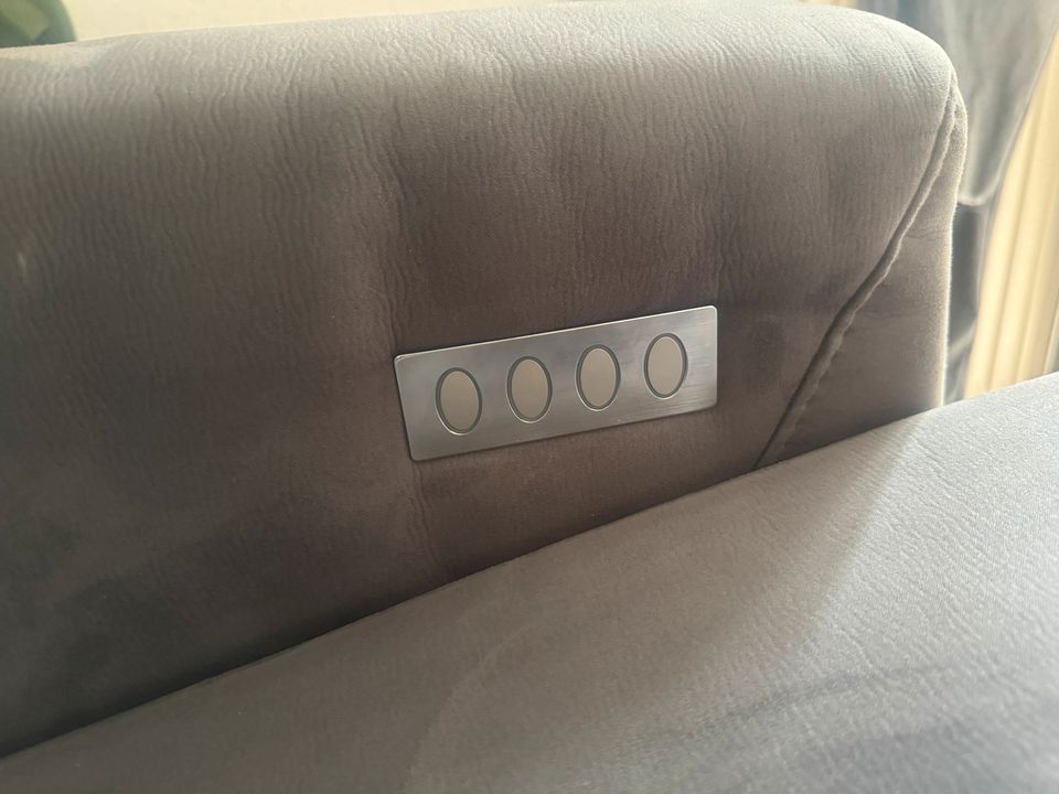 Wildleder Sofa elektrisch ausfahrbar in Wetter (Ruhr)