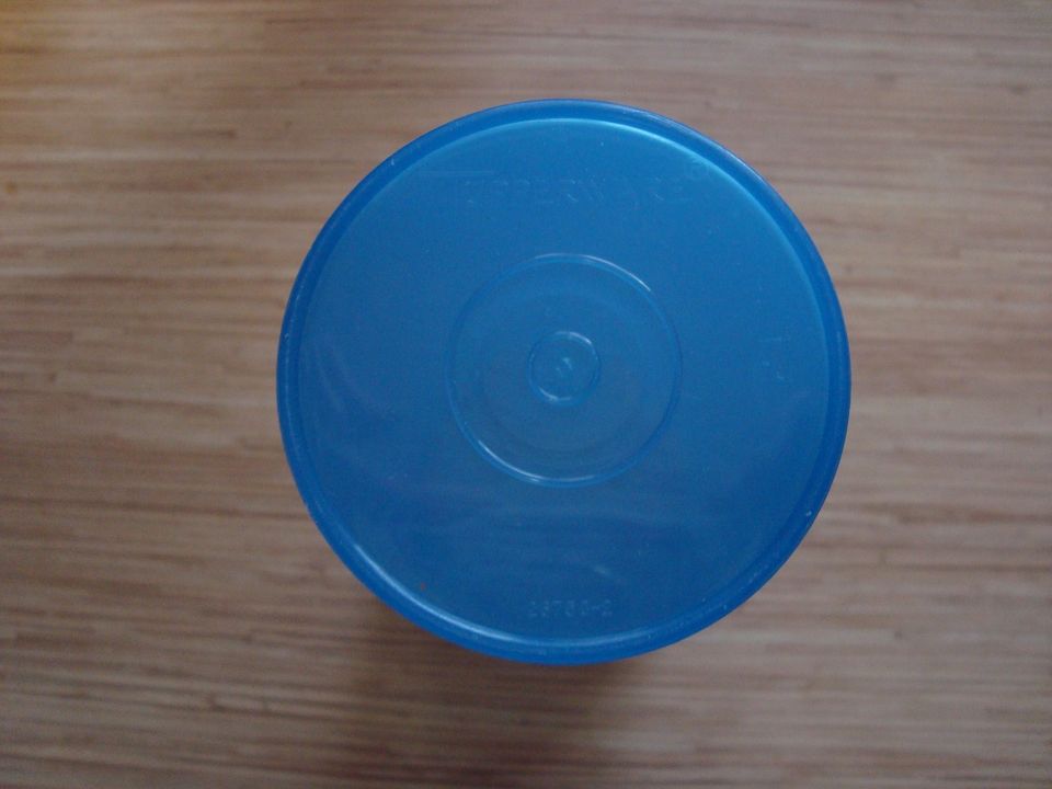 Tupperware Shaker bzw. Saftbehälter 1 Liter rund blau - RAR - in Neuenstadt