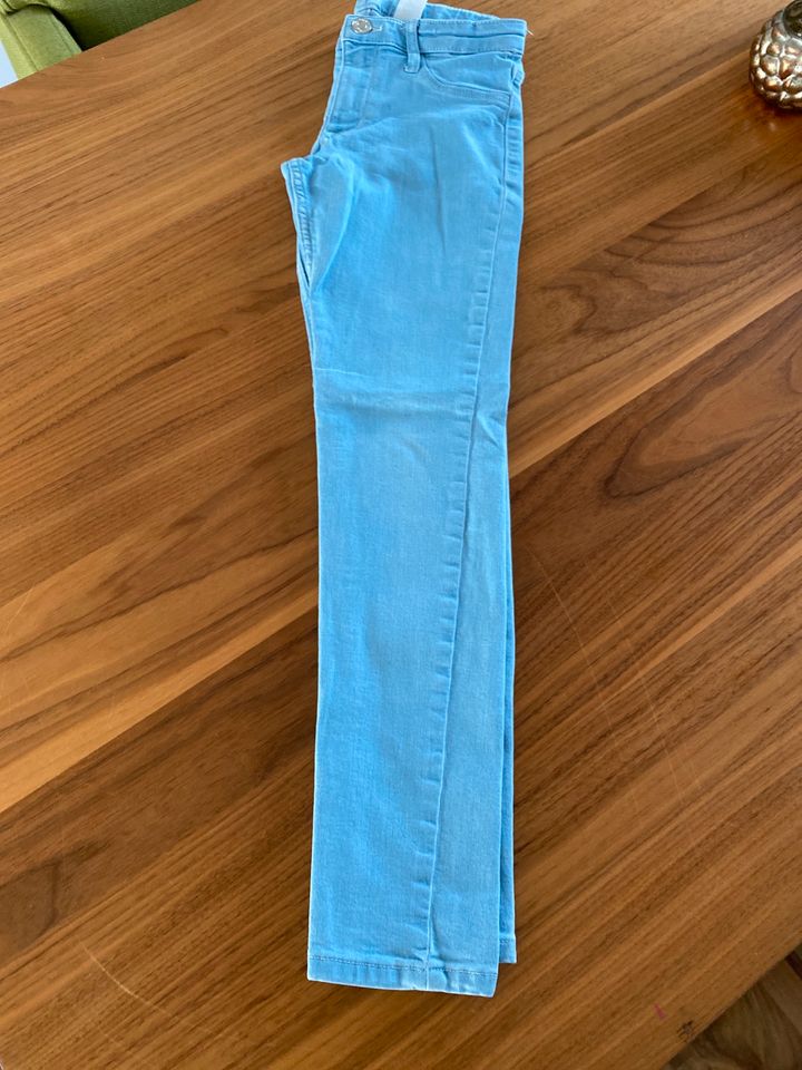 H&M jeans hellblau skinny fit, enger Beinabschluss 140 in Goch