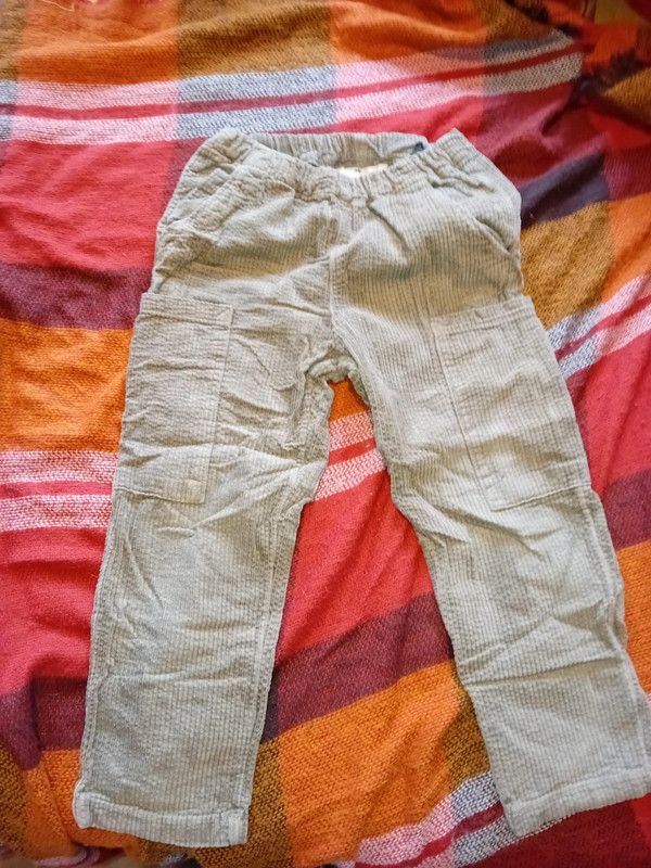 Cordhose von H&M Gr. 122 in Troisdorf