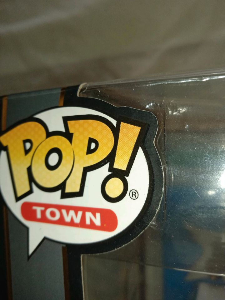 Funko Pop Town 09 - Batman with the Hall of Justice - Adam West in Unna