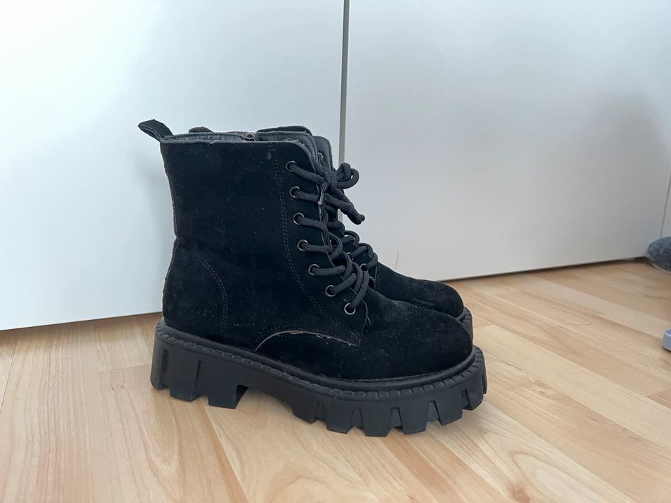 Schwarze Boots in Hannover