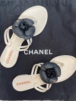 Original Chanel Gr. 36 Flipflop schwarz weiß Sandalen Kamelie Düsseldorf - Oberkassel Vorschau