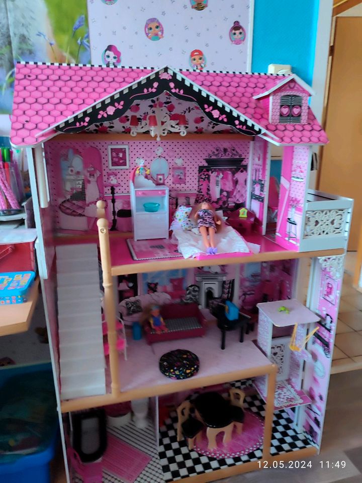 Puppenhaus, Barbie Haus XXL aus Holz mit Zubehör (beleuchtet) in Troisdorf