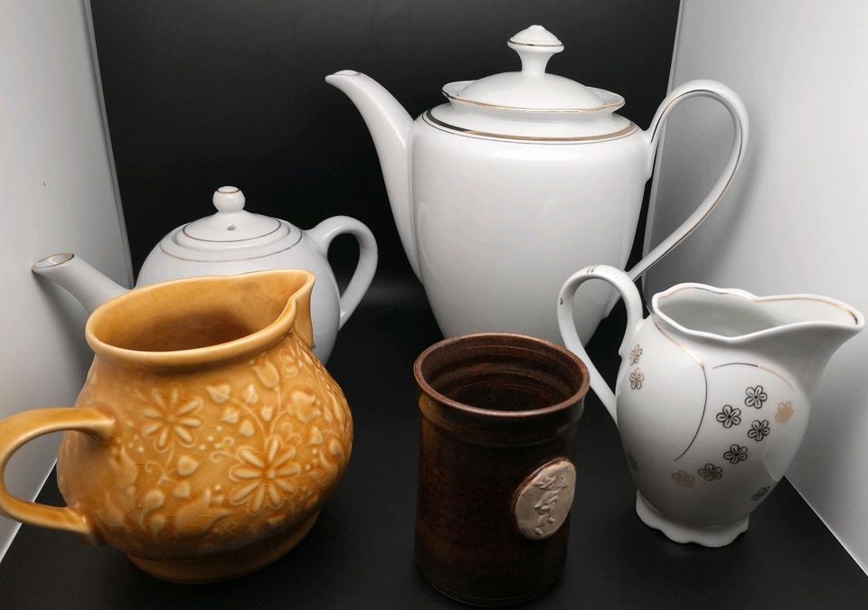 Keramik Porzellan Tasse Kännchen Teekannen Sahnekännchen in Straupitz