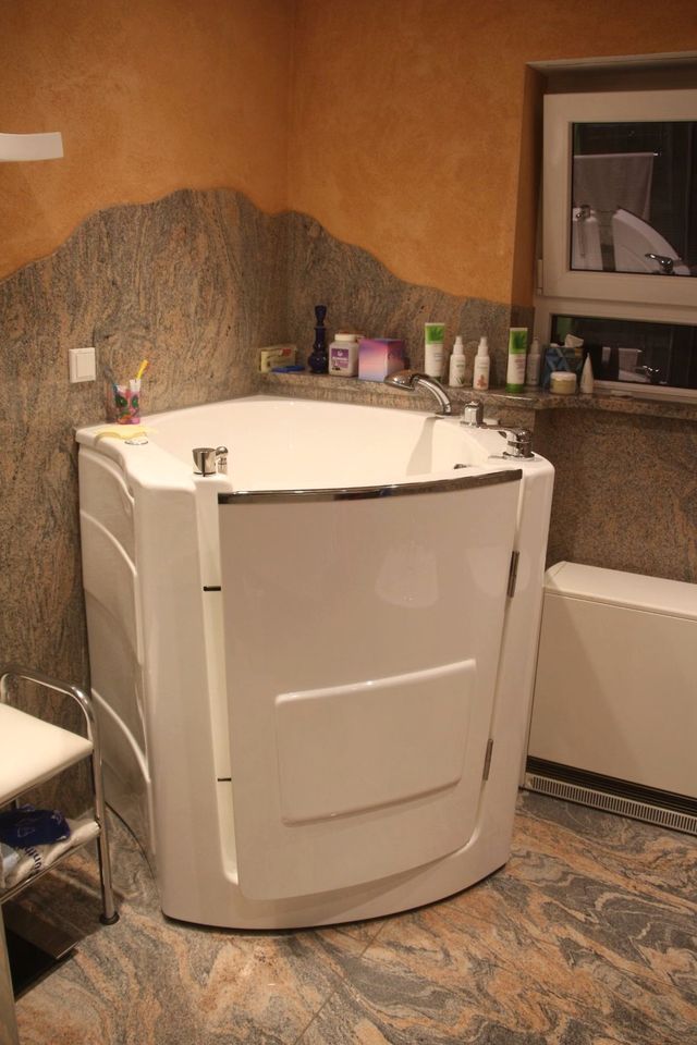 Eck-Sitz-Badewanne mit Türe und Massagesystem in Wildberg