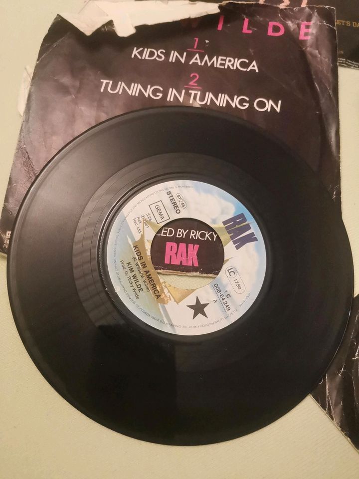 5 verschiedene Schallplatten Vinyl David Bowie Kim wild Bee Gees in Prüm