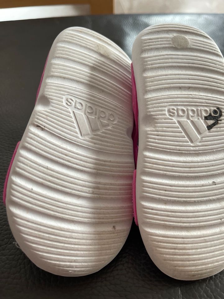 Adidas Sandalen pink Gr. 21 in Bröckel