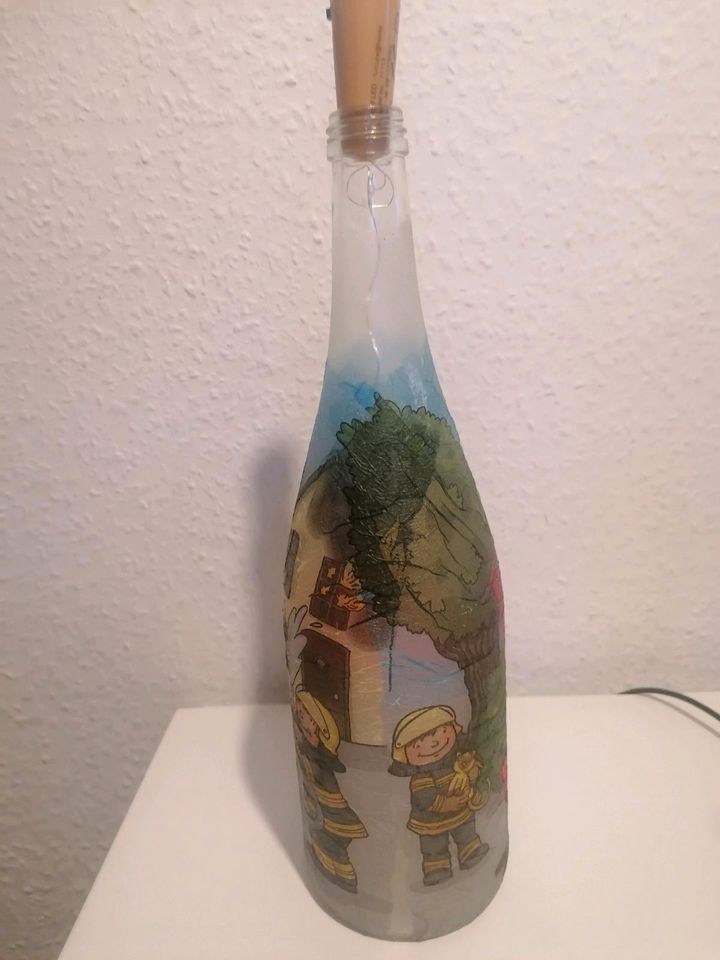 Flasche mit Lichterkette und Feuerwehr Motiv, Neuwertig in Delmenhorst