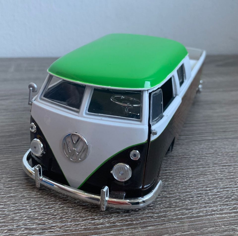 1963 Bus Pickup, Spielzeugauto1:24 inkl. Die-cast Groot Figur in Sögel