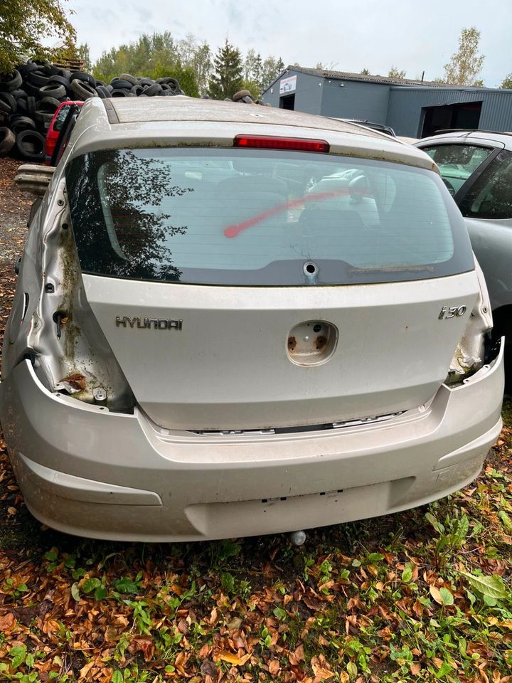 Hyundai i30 / 5-Türer Silber Stoßstange hinten in Müllenbach (bei Adenau)