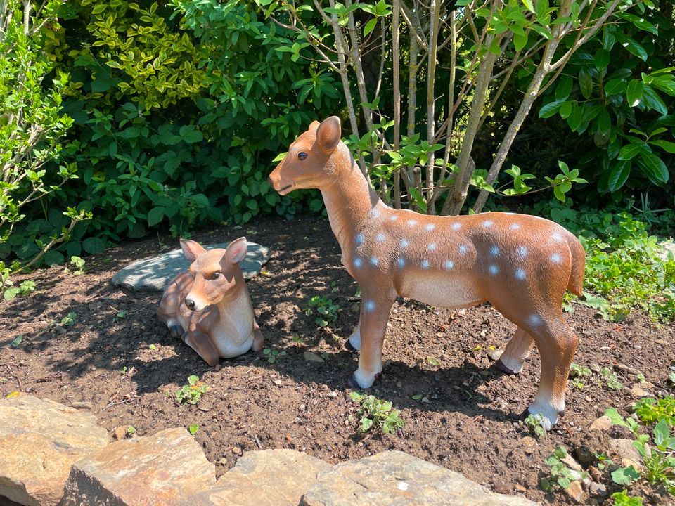 Reh Bambi stehend Deko Figur Garten Wildtier in Waldbreitbach