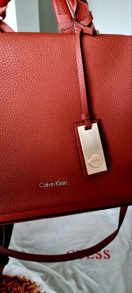 Calvin klein damen tasche Handtasche  braun Cognac Gold top Anh in Gerolsheim