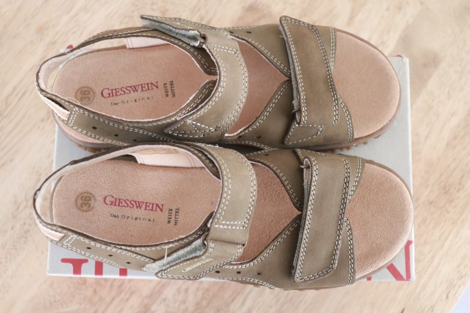 NEU Giesswein Sandalen 36 Leder in Berlin