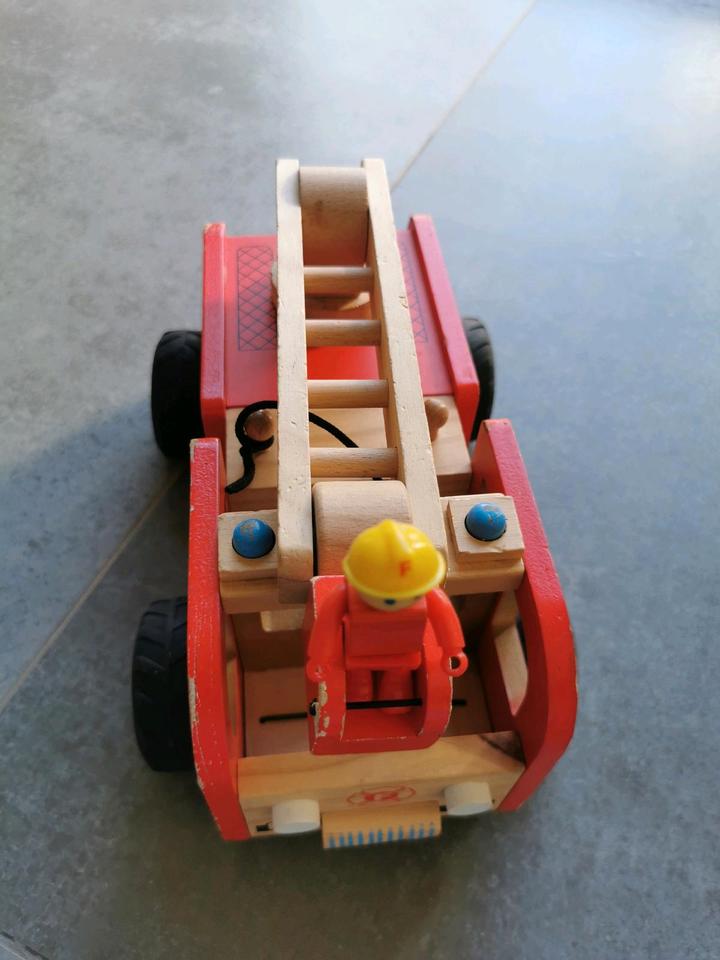 small foot Feuerwehrauto Leiterwagen aus Holz mit Drehleiter in Wendelstein
