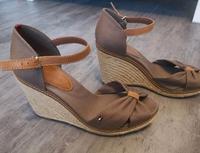 Tommy Hilfiger Plateausandale, Emery 54 D, braun, Gr. 41 Saarland - Dillingen (Saar) Vorschau