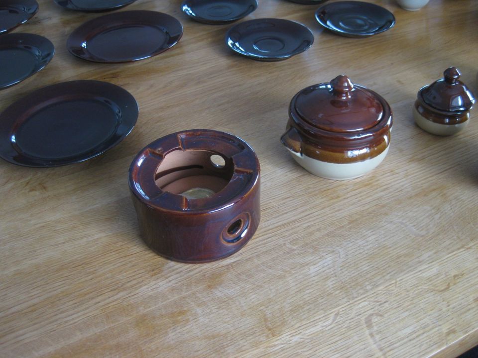 Geschirr Braun Material Ton ,Bemalt und Glasiert. Siehe Fotos. in Maselheim