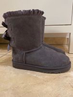 UGG Boots lila lang mit Schleife hinten Nordrhein-Westfalen - Krefeld Vorschau