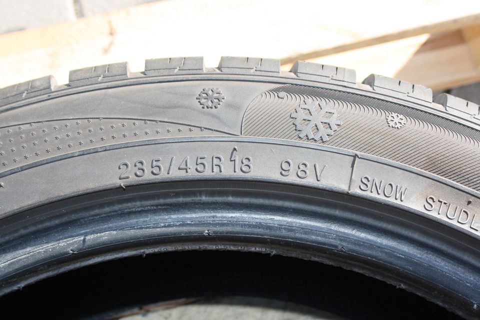 Winterreifen 235/45 R18 98V Kumho I'zen KW27 in Quellendorf