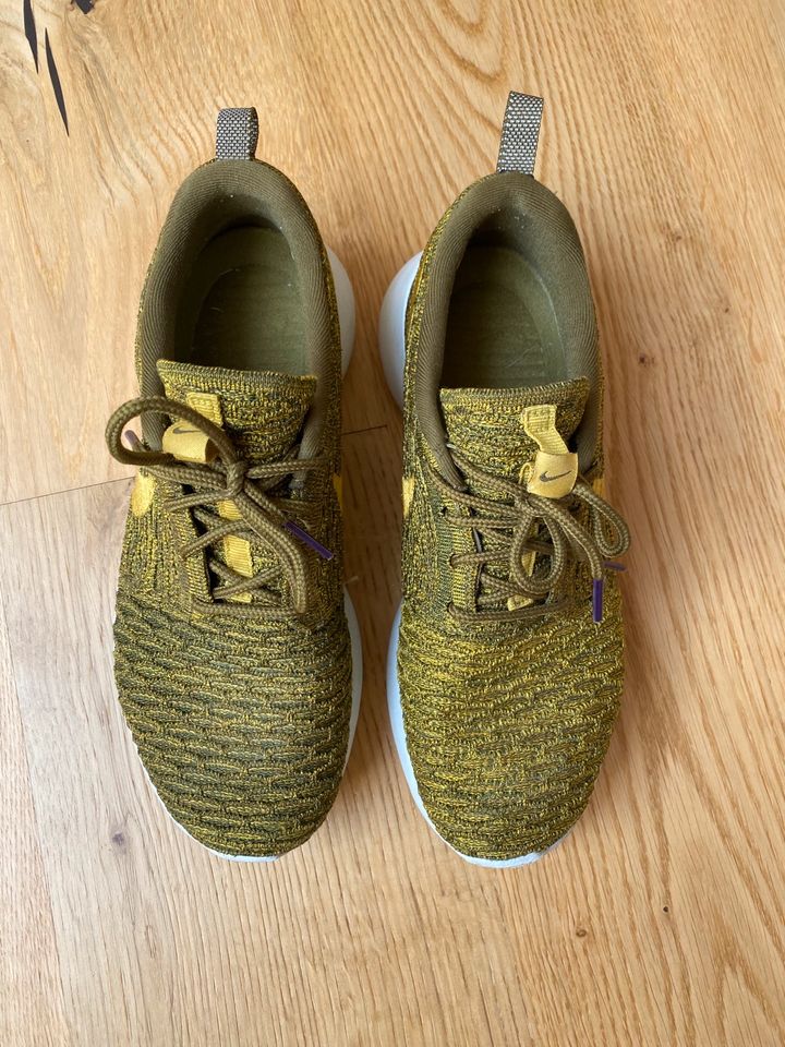 Nike Wmns Roshe Flyknit Gr. 38 olive-grün in Bremen