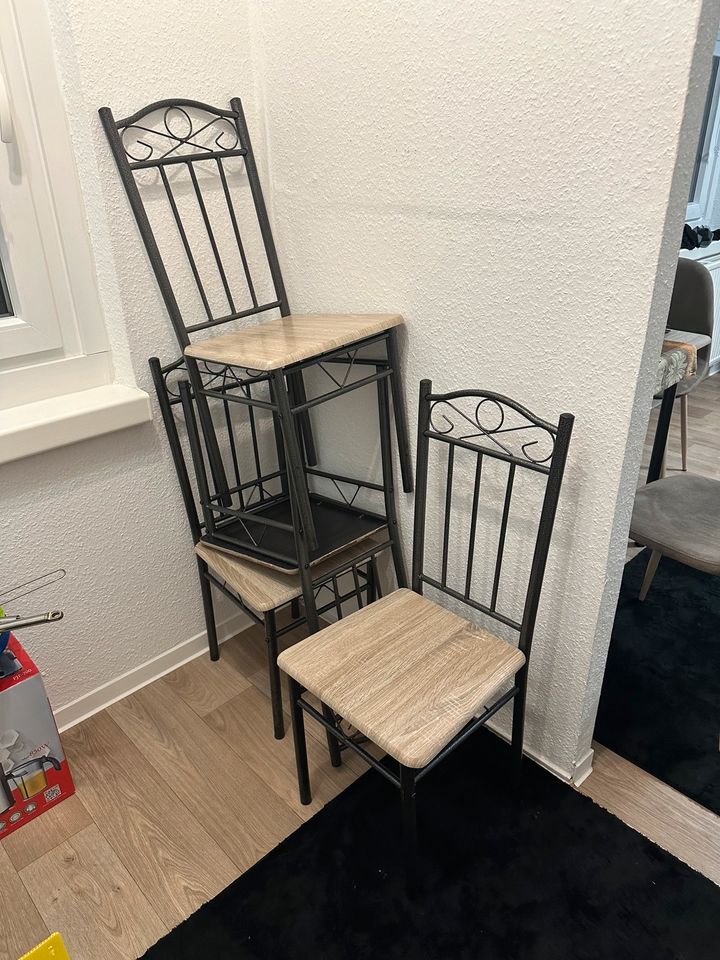 Vier Stühle ...... in Frankfurt (Oder)