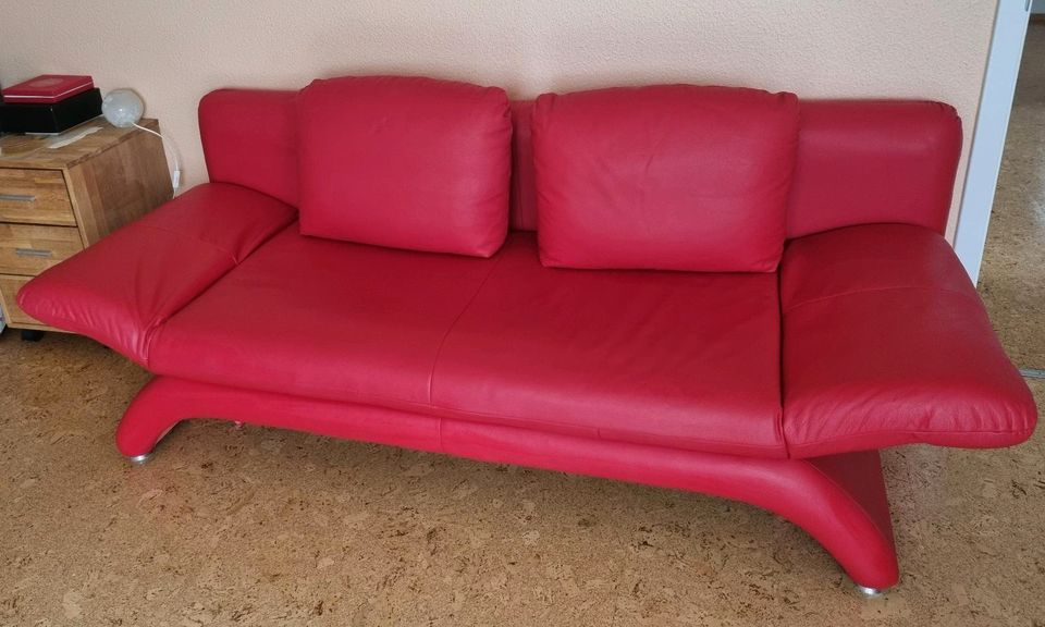 Stylische knallrote Schlafcouch in Bornheim