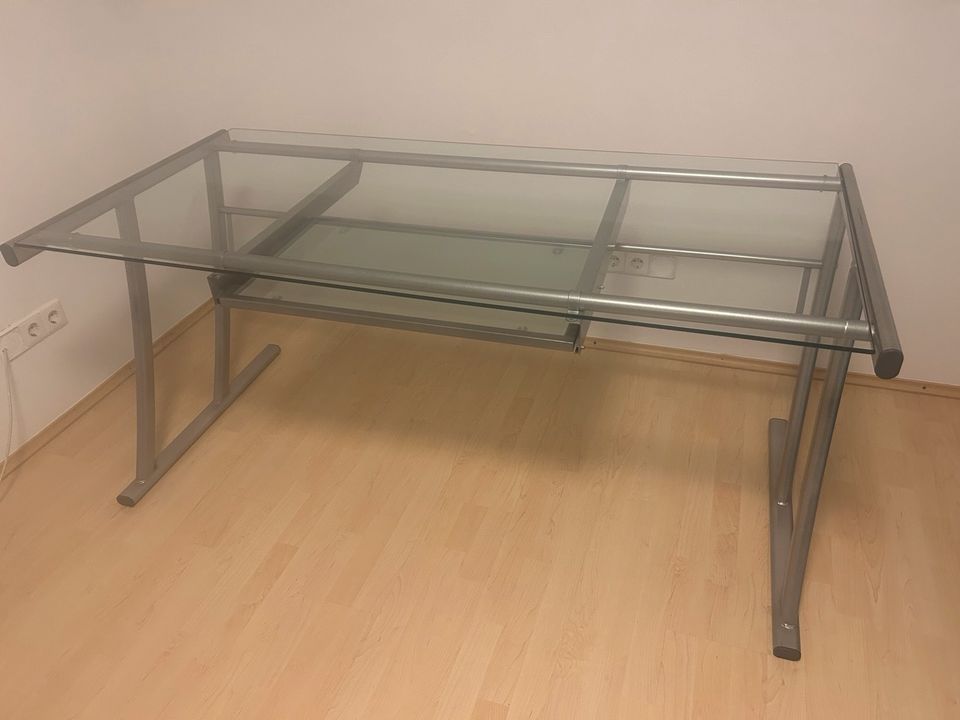 Schreibtisch mit Glasplatte (159cm 75xm) in Achern