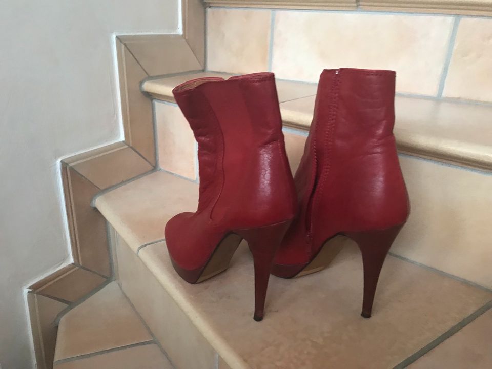 ZARA Echtleder, rote High Heel Plateau Stiefelette, Gr. 38 in Sprockhövel