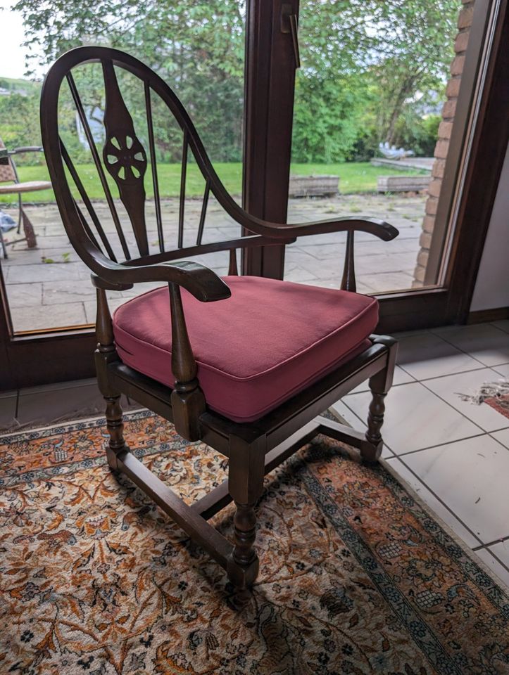 Elegante Holzstühle mit Rotem Sitzbezug Zeitlose Eleganz Top in Eitorf