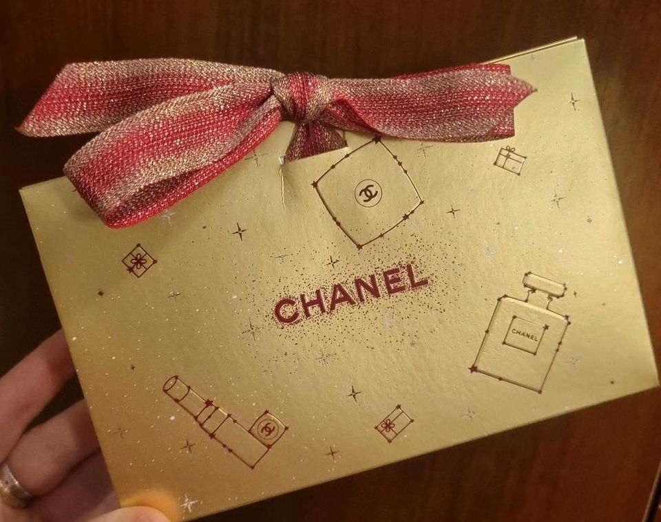 CHANEL GESCHENKBOX. Fest Preis in Berlin