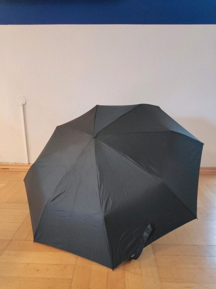 Regenschirm schwarz in Neusäß