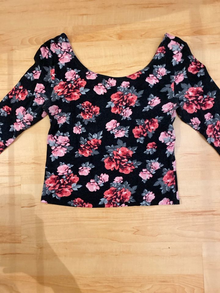 H&M Shirt Blumen Schwarz Gr. M Damen floral in Wennigsen