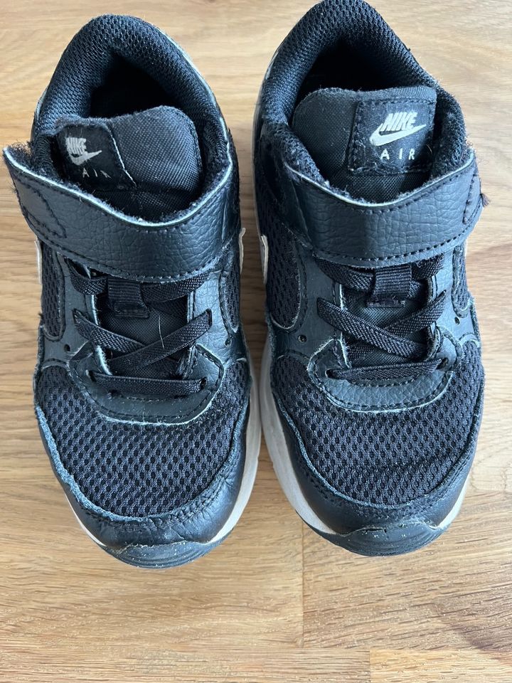 Nike Air Sneaker Schwarz Gr. 28,5 in Osnabrück