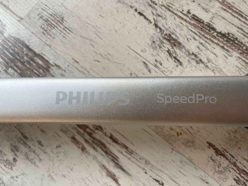 Philips kabelloser Staubsauger mit Licht SpeedPro in Wiesbaden