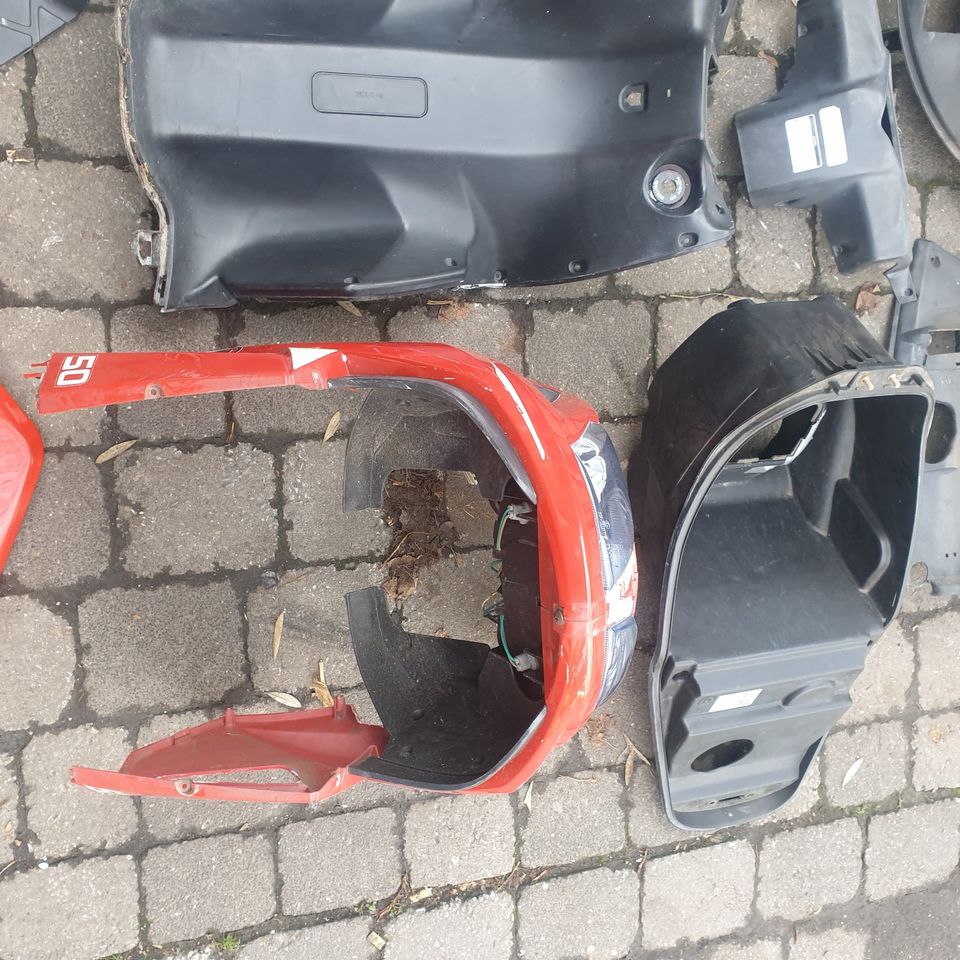 Kymco Super 8 ab Bj.2008 Verkleidung teile rot schwarz 27578 in Düren