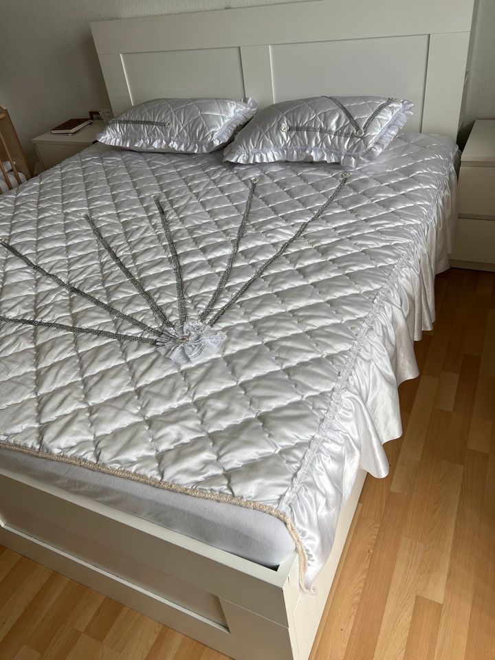 Tagesdecke für Bett 200*200 mit 2 Kissen in Großostheim